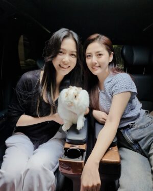 Pei-Pei Ho Instagram - 錯過寶劍的見面時光
只好帶金邦妮參加
@angelh1209 女神見面會🥰
#不可以吃兔兔 🤣
上一次見面，邦妮還弱小無智（知）😂
現在澎澎大大，無限感嘆吧❗️😓
還是記得女神氣場的吧？！見面的情緒很穩定
先留一堆毛在女神高級專車裡，讓她睹物思兔吧！
#金邦妮 #bunny #bunnylove #bunnyoftheday #bunniesofinstagram #何蓓蓓