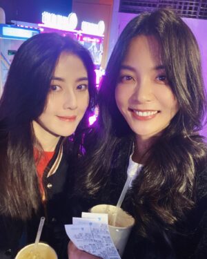 Pei-Pei Ho Instagram - 帶 @angelh1209  女神上岸踩踩陸地
勢必要吃吃美食，喝點飲料
然後就去電影院練膽
推薦大家看恐怖片不要穿毛毛外套
看完電影滿嘴毛，笑死自己
下次我想去玩密室逃脫🤩
想知道放假的時候，寶蓓們都去哪裡玩呢？！

#電影 #破墓 #Exhuma #파묘 #侯布雄 #米其林 #何蓓蓓 #韓瑜