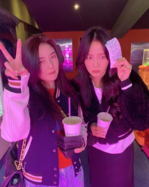 Pei-Pei Ho Instagram - 帶 @angelh1209  女神上岸踩踩陸地
勢必要吃吃美食，喝點飲料
然後就去電影院練膽
推薦大家看恐怖片不要穿毛毛外套
看完電影滿嘴毛，笑死自己
下次我想去玩密室逃脫🤩
想知道放假的時候，寶蓓們都去哪裡玩呢？！

#電影 #破墓 #Exhuma #파묘 #侯布雄 #米其林 #何蓓蓓 #韓瑜