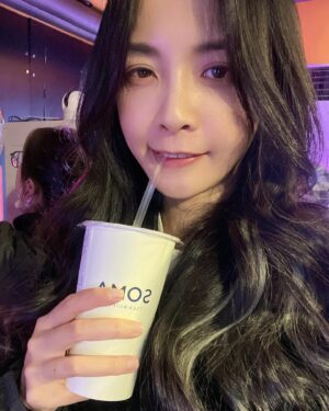 Pei-Pei Ho Instagram - 帶 @angelh1209  女神上岸踩踩陸地
勢必要吃吃美食，喝點飲料
然後就去電影院練膽
推薦大家看恐怖片不要穿毛毛外套
看完電影滿嘴毛，笑死自己
下次我想去玩密室逃脫🤩
想知道放假的時候，寶蓓們都去哪裡玩呢？！

#電影 #破墓 #Exhuma #파묘 #侯布雄 #米其林 #何蓓蓓 #韓瑜