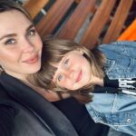 Pelageya Khanova Instagram - Как хорошо летом… и погулять, и на скамейке посидеть, поболтать, селфи, опять же, с солнышком 😉 🍀Летний концерт 🍀15 июля 🍀Зеленый театр ВДНХ Билеты здесь: https://pelagea.ru/ #безфильтров #безфотошопа #концертвднх #зеленыйтеатрвднх #группапелагея #хитыпелагеи #таськинамать
