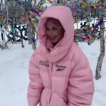 Pelageya Khanova Instagram - ❤️Закончился небольшой тур по Крайнему Северу – три концерта в городах Ямала. Холод на улице и жаркий прием горячих северян – отличный контраст!🙌 Между концертами с удовольствием приняли приглашение съездить в поселок Горнокнязевск, который стоит на берегу великой сибирской реки Обь (также как и Новосибирск, где родилась Поля), в уникальный природно-этнографический комплекс. Повязали ленточки на священные деревья и загадали заветные желания😉 Попробовали местную северную кухню (вкусно!) и послушали аутентичные песни (круто!).🙏 Спасибо за теплейший прием каждому, кто встречал-принимал нашу группу, каждому кто пришел на концерт! Зарядились от вас добротой и сердечностью, спасибо! #ямал #салехард #муравленко🏩 #русскаяпесня🎤🎵🎶 #фолкрок #группапелагея #пелагея #folkrock #folkrockmusic #folk