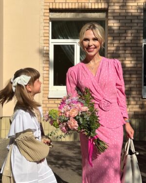 Pelageya Khanova Instagram - 🙌🏻Ну что, с 1 сентября! 🙌🏻
 
Всех-всех, для кого закончилось беззаботное лето, и началась интересная, богатая на впечатления осень!

И наших девушек - Полю и Тасю, - с этим важным днем, с которого начался новый период жизни Таси, да и мамы тоже😉😇

Тасечка! Учись с удовольствием, хороших верных тебе школьных друзей, умных и добрых учителей-наставников, открывай мир знаний, и себя!
(и бегай, пожалуйста, потише, как видишь, с гипсом не очень удобно🥲
а ручка заживет, все будет хорошо!)💪🏼

С Первым Сентября, ребята!
🎉🎓💝

#пелагея #таськинамать #первоесентября #1сентября #первыйразвпервыйкласс #мамапервоклашки