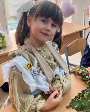 Pelageya Khanova Instagram - 🙌🏻Ну что, с 1 сентября! 🙌🏻
 
Всех-всех, для кого закончилось беззаботное лето, и началась интересная, богатая на впечатления осень!

И наших девушек - Полю и Тасю, - с этим важным днем, с которого начался новый период жизни Таси, да и мамы тоже😉😇

Тасечка! Учись с удовольствием, хороших верных тебе школьных друзей, умных и добрых учителей-наставников, открывай мир знаний, и себя!
(и бегай, пожалуйста, потише, как видишь, с гипсом не очень удобно🥲
а ручка заживет, все будет хорошо!)💪🏼

С Первым Сентября, ребята!
🎉🎓💝

#пелагея #таськинамать #первоесентября #1сентября #первыйразвпервыйкласс #мамапервоклашки
