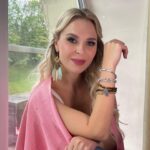 Pelageya Khanova Instagram – Ну что, команду в «Голос. Уже не дети» набрали.
Отличные, талантливые дети/не дети🤣

Полетели с группой работать. Завтра – закрытое мероприятие в Сибири. 
26-го – Копейск, День Города 🤘🏼

За 💄и 📸 спасибо @lapinamakeup 🙏🏻❤️

#пелагея #безфотошопа #безфильтра #безфильтров 
#голос #голосдети #первыйканал #работаневолк