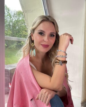 Pelageya Khanova Instagram - Ну что, команду в «Голос. Уже не дети» набрали.
Отличные, талантливые дети/не дети🤣

Полетели с группой работать. Завтра - закрытое мероприятие в Сибири. 
26-го - Копейск, День Города 🤘🏼

За 💄и 📸 спасибо @lapinamakeup 🙏🏻❤️

#пелагея #безфотошопа #безфильтра #безфильтров 
#голос #голосдети #первыйканал #работаневолк
