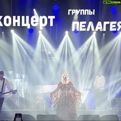 Pelageya Khanova Instagram - Это Липецк❤️ Спасибо за аншлаг и овации🙌🏻 Невозможно привыкнуть к встающему залу с овациями в середине концерта! Что-то происходит в это время…Что-то важное. Что-то не из обычной жизни. Не просто красивого, волнительного момента в концерте… Быть может, наши души благодаря Музыке, объединяются в одну общую, Русскую Душу? Может быть, она как Праматерь, призывает нас, - своих сынов и дочерей, объединиться? Наша Родина, - Россия. Все свои нации, всех своих детей призывает быть вместе? И мы чувствуем это. Особенно, когда звучит наша «Любо!»… #пелагея #группапелагея #липецк #любобратцылюбо #хитыпелагеи #овации #русскаяпесня #россия #россияродинамоя