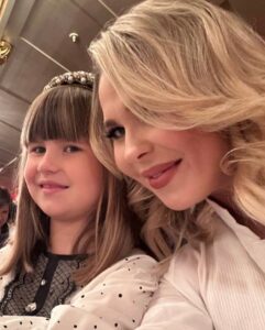 Pelageya Khanova Instagram - Тасин четвертый «Щелкунчик». Традиция😇 А у вас какие семейные традиции? Расскажите! С Новым Годом! 🎄🙌🏻 Листайте) #щелкунчикбалет #большойтеатр #пелагея #таськинамать #новыйгод #семейныетрадиции