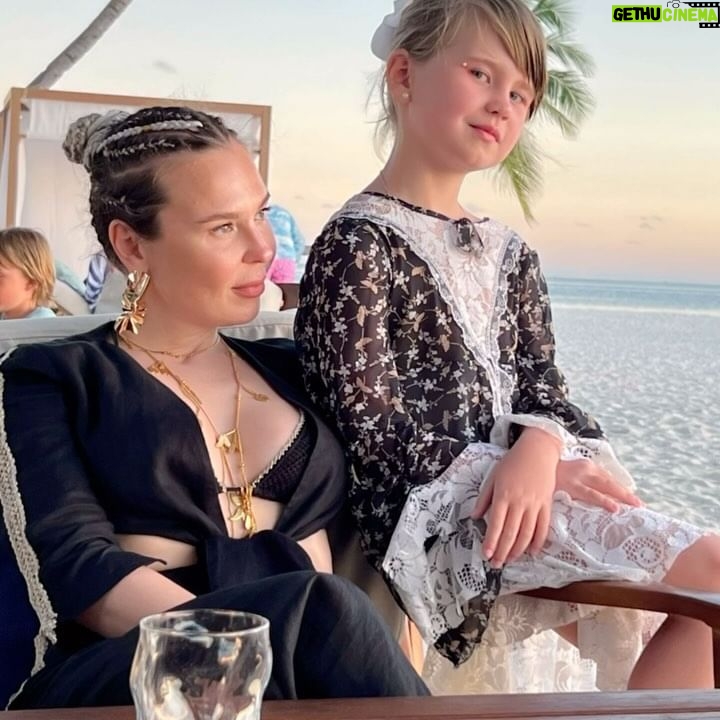Pelageya Khanova - 8.5K Likes - 💕 Группа ПЕЛАГЕЯ поздравляет своих и всех-всех замечательных девочек, девушек, женщин с Праздником!
💕 Пусть в ваших душах всегда будет способность любить и чувствовать счастье, а в вашей жизни – побольше тепла, света, доброты близких и Любви!
🎉 спасибо вам, дорогие, за всё! ❤️
#пелагея #таськинамать #восьмоемарта #поздравляем