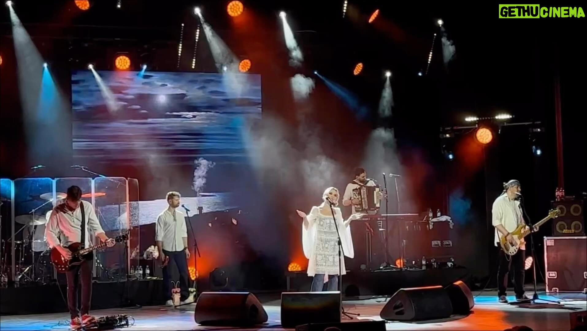 Pelageya Khanova Instagram - Наша авторская. Писали в 2009 году про Малую Родину. Кто бы мог подумать тогда, что с годами она приобретет более глобальный смысл … И будет каждый раз встречать ТАКОЙ отклик у сегодняшних слушателей. 🙌🏻 #пелагея #фолкрок #группапелагея #русскиепесни