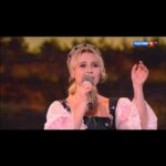 Pelageya Khanova Instagram - ⚡️ «Каким ты был» Первое совместное творчество с невероятным Антоном Беляевым @therrmaitz (аранжировка). Нам очень нравится🙌🏻 Обязательно еще поработаем! 💪🏼 Кавер легендарной песни «Каким ты был» из к/ф «Кубанские казаки» был исполнен Пелагеей с изумительным Оркестром Юрия Башмета @yuri_bashmet.official на праздновании 100-летия Мосфильму смотрим у нас на канале здесь: https://youtu.be/Gtk0bcoy_sU?si=UH-HYW7rl0-tadug #пелагея #антонбеляев #оркестрбашмета #мосфильм