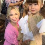 Pelageya Khanova Instagram - 🙌🏻Ну что, с 1 сентября! 🙌🏻 Всех-всех, для кого закончилось беззаботное лето, и началась интересная, богатая на впечатления осень! И наших девушек - Полю и Тасю, - с этим важным днем, с которого начался новый период жизни Таси, да и мамы тоже😉😇 Тасечка! Учись с удовольствием, хороших верных тебе школьных друзей, умных и добрых учителей-наставников, открывай мир знаний, и себя! (и бегай, пожалуйста, потише, как видишь, с гипсом не очень удобно🥲 а ручка заживет, все будет хорошо!)💪🏼 С Первым Сентября, ребята! 🎉🎓💝 #пелагея #таськинамать #первоесентября #1сентября #первыйразвпервыйкласс #мамапервоклашки