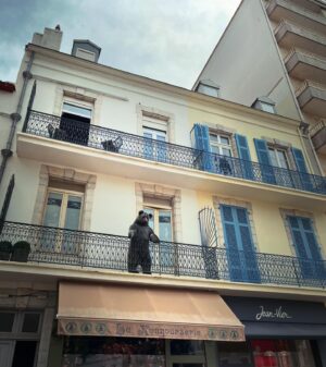 Pelin Batu Instagram - Fransız Baskının şirin kasabaları Biarritz/St. Jean de Luz nordik mimarisi, şirin kitapçıları ve cafeleriyle keşfetmeye değer. @maisonyirmisekiz ile gezmek de çok güzel.