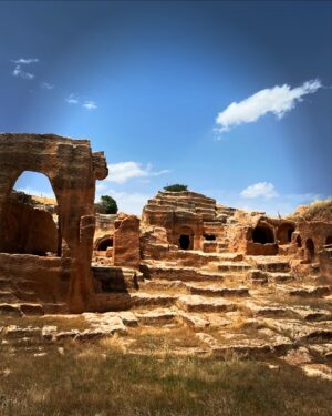 Pelin Batu Instagram - Gördüğüm en büyülü nekropollerden biri Dara. Umarım kazılar tekrar başlar ve bu büyülü, Star Wars setini andıran dünyadan daha çok haberdar oluruz. @maisonyirmisekiz @vamostra