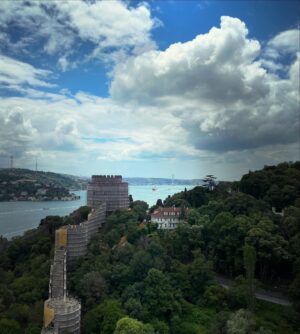 Pelin Batu Instagram - Bugün yıllarca manzarasına nazır okuduğum Rümeli Hisarına davet edildim. İBB Kültürel Miras’ın yine müthiş bir restorasyon yaptığına tanıklık etmek beni çok mutlu etti. 1 yıl sonra bittiği de sadece İstanbul değil dünya Ortaçağ kaleleri ve botanik bahçesiyle çok güzel bir eser kazanmış olacak. @mhr_polat ve emek veren tüm ekibi alkışlıyorum. Sevgili okulumun da fabrika ayarlarına döneceği günleri sabırsızlıkla bekliyorum. Teşekkürler canım @havva.emree