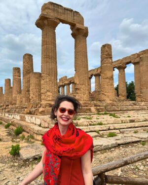 Pelin Batu Instagram - Yüzyıllar boyunca Magna Graecia (büyük Yunanistan) denilen Sicilya’da, Agrigrnto’da Anadolu ve Yunanistan’dan daha iyi korunmuş Yunan kalıntılarının arasında baharın kur çiçekleri ve bademleriyle aynı havayı soluduk. Ne iyi geldi…