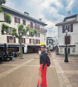 Pelin Batu Instagram - Fransız Baskının şirin kasabaları Biarritz/St. Jean de Luz nordik mimarisi, şirin kitapçıları ve cafeleriyle keşfetmeye değer. @maisonyirmisekiz ile gezmek de çok güzel.