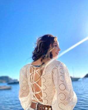 Pelin Ermiş Instagram - Hediye ettiği bluz kadar kendisi de 
o kadar tatlı @ozdemdenkirmizi ‘ya çok teşekkürler 🤍
Alaçatıya sevgiler 🌸