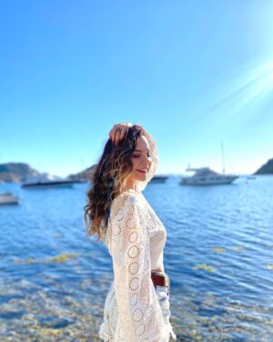 Pelin Ermiş Instagram - Hediye ettiği bluz kadar kendisi de 
o kadar tatlı @ozdemdenkirmizi ‘ya çok teşekkürler 🤍
Alaçatıya sevgiler 🌸