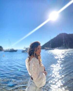 Pelin Ermiş Instagram - Hediye ettiği bluz kadar kendisi de 
o kadar tatlı @ozdemdenkirmizi ‘ya çok teşekkürler 🤍
Alaçatıya sevgiler 🌸