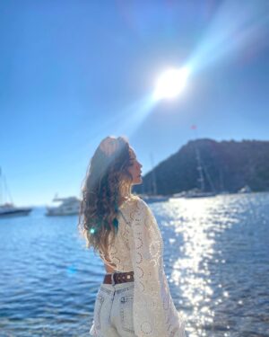 Pelin Ermiş Instagram - Hediye ettiği bluz kadar kendisi de 
o kadar tatlı @ozdemdenkirmizi ‘ya çok teşekkürler 🤍
Alaçatıya sevgiler 🌸