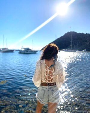 Pelin Ermiş Instagram - Hediye ettiği bluz kadar kendisi de 
o kadar tatlı @ozdemdenkirmizi ‘ya çok teşekkürler 🤍
Alaçatıya sevgiler 🌸