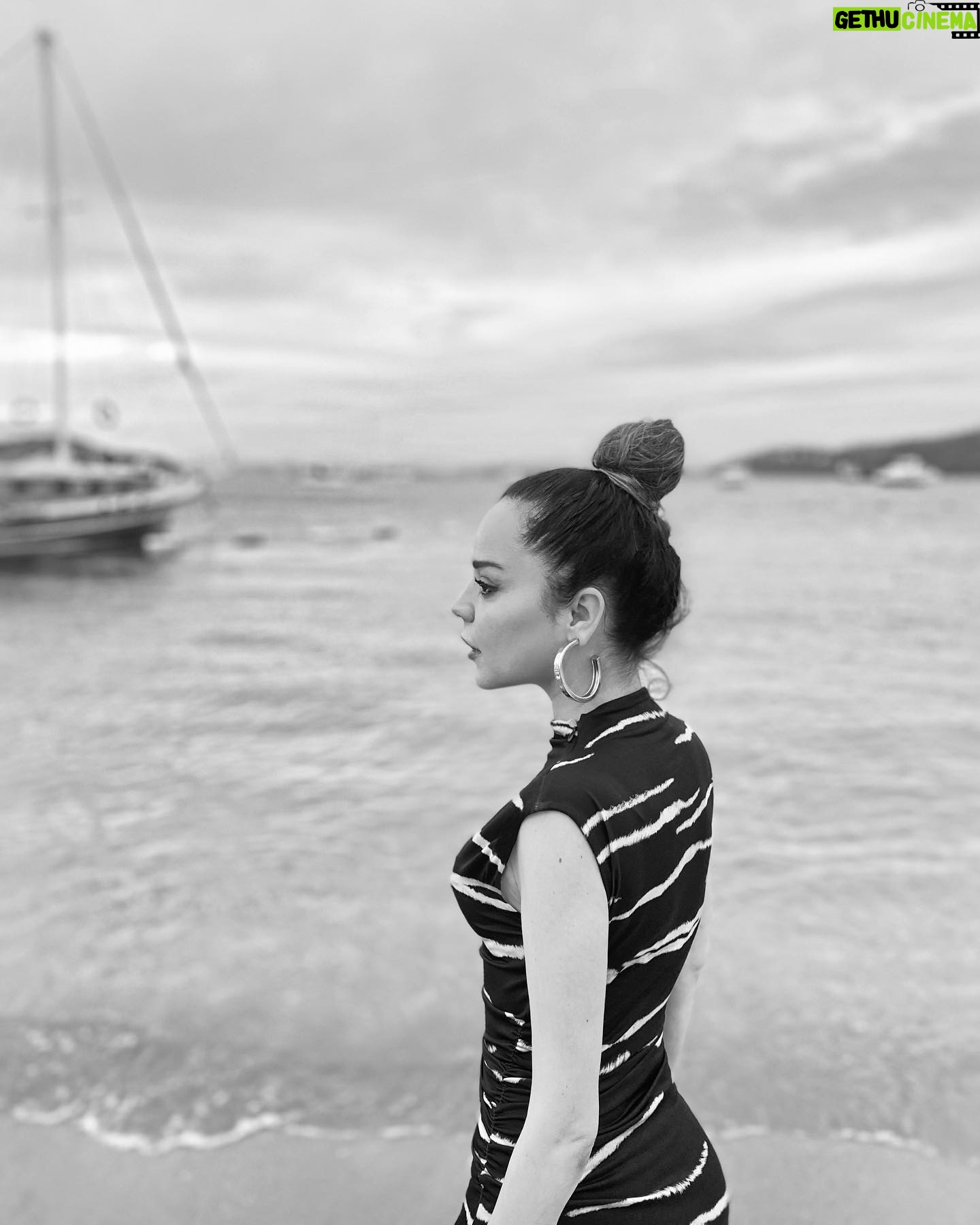 Pelin Ermiş - 2.6K Likes - Beni bu güzel havalar mahvetti 🌬