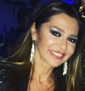 Pelin Körmükçü Instagram - Hadi bayanlar gülelim,çünkü bize gülmek yakışıyor.Sadece bugün değil hergün bugünümüz,çünkü biz çok güçlüyüz,güzeliz,özeliz,değerliyiz. KADINLARIMIZ MUTLU, GÜNLERİMİZ SEVGİ DOLU OLSUN❤🌺