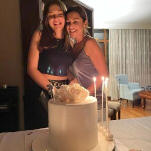 Pelin Körmükçü Instagram - Sen başıma gelen en güzel şeysin kalbim,kızım,iyiki iyiki doğdun  güzel yüzün hep gülsün🙏🌺❤️selinim❤️🧡💛💚💙💜