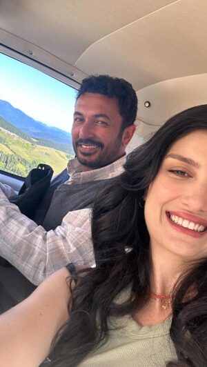Pelin Orhuner Instagram - Koca filmi yedik. #sağsalim3ölüyadadiri⭐️

Ordu’da geçen günlerimi hep neşeyle hatırlıycam🥳⌛️🎬🥂✌🏻

@ersoyguler ve @toyganavanoglu sizle olmak🙏🏻🥰🤍🙏🏻

Ve tüm ekip; nasıl sevdim sizi. 
Çok değerlisiniz🤟🏻⭐️🎬