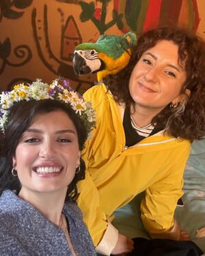 Pelin Orhuner Instagram - Hey gidiiiii Karadenuuuuuuuz!😊🦜🌸🌧️🌤️

#sağsalimölüyadadiri 🎬