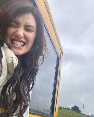 Pelin Orhuner Instagram - Hey gidiiiii Karadenuuuuuuuz!😊🦜🌸🌧️🌤️

#sağsalimölüyadadiri 🎬