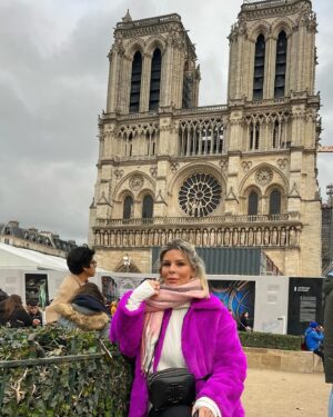 Pelin Öztekin Instagram - Pelin in Paris #👩🏼‍🎨
 & 
Happy New Year!

2024 🐥 part2! ♥️