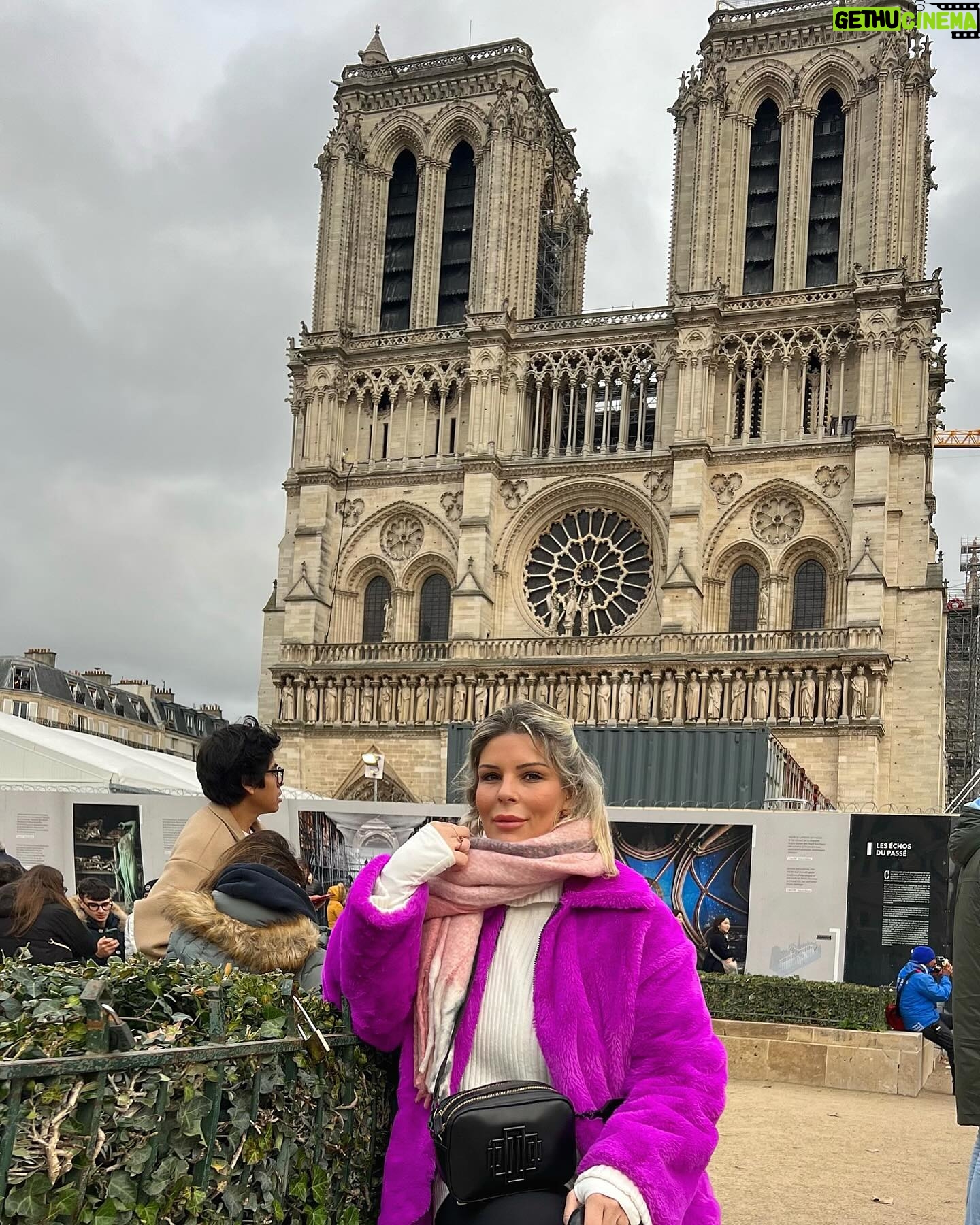 Pelin Öztekin - 3.8K Likes - Pelin in Paris #👩🏼🎨
&
Happy New Year!
2024 🐥 part2! ♥️