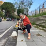 Pelin Öztekin Instagram - Güzel olan her şey sona saklanır. 😉😈 Sürpriz sonlu fotoşok 😅 @pugapticatcemil 🥰 Poncho: @mitosfreestylewears 🧡