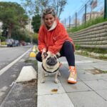 Pelin Öztekin Instagram - Güzel olan her şey sona saklanır. 😉😈 Sürpriz sonlu fotoşok 😅 @pugapticatcemil 🥰 Poncho: @mitosfreestylewears 🧡