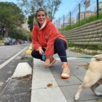 Pelin Öztekin Instagram - Güzel olan her şey sona saklanır. 😉😈 Sürpriz sonlu fotoşok 😅 @pugapticatcemil 🥰 Poncho: @mitosfreestylewears 🧡