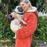 Pelin Öztekin Instagram - Güzel olan her şey sona saklanır. 😉😈 Sürpriz sonlu fotoşok 😅 @pugapticatcemil 🥰 Poncho: @mitosfreestylewears 🧡