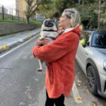 Pelin Öztekin Instagram - Güzel olan her şey sona saklanır. 😉😈 Sürpriz sonlu fotoşok 😅 @pugapticatcemil 🥰 Poncho: @mitosfreestylewears 🧡