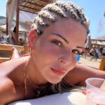 Pelin Öztekin Instagram - 🌸 J'en ai marre de vos bonnes manières, c'est trop pour moi Moi je mange avec les mains et je suis comme ça Je parle fort et je suis franche, excusez-moi Finie l'hypocrisie, moi je me casse de là J'en ai marre des langues de bois Regardez-moi, de toute manière je vous en veux pas et je suis comme ça ! Je veux de l'amour, de la joie, de la bonne humeur Ce n'est pas votre argent qui fera mon bonheur Moi je veux crever la main sur le cœur Allons ensemble, découvrir ma liberté Oubliez donc tous vos clichés Bienvenue dans ma réalité 🐣