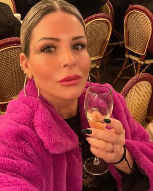 Pelin Öztekin Instagram - Pelin in Paris #👩🏼‍🎨
 & 
Happy New Year!

2024 🐥 part2! ♥️