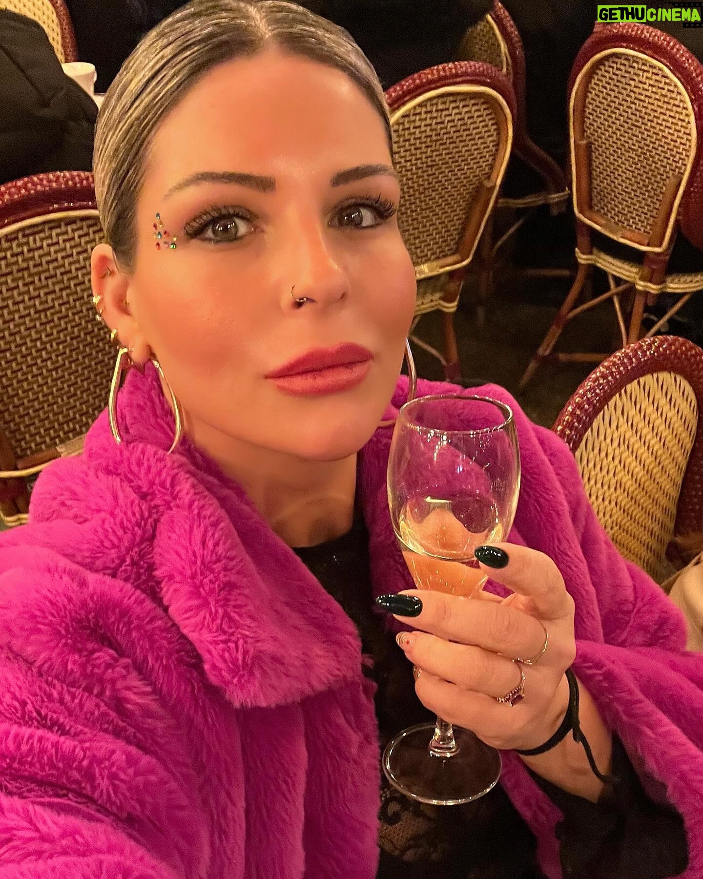 Pelin Öztekin - 3.8K Likes - Pelin in Paris #👩🏼🎨
&
Happy New Year!
2024 🐥 part2! ♥️