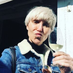 Pénélope McQuade Instagram - #nantes #muscadet #chateaudelamouchetiere #guerlottroptot