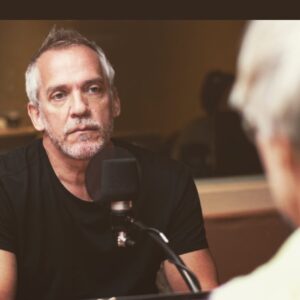Pénélope McQuade Instagram - Une chose me frappe très fort en voyant toutes les histoires que Jean-Marc a semées sur son passage. 
C’est le fait qu’il les ait semées si nombreuses. 
Il a donné tellement, à un nombre impressionnant d’humains si différents, dans une multitude de milieux et de circonstances. Pendant que d’autres créateurs vivent dans leur tour d’ivoire entourée d’une seule garde rapprochée, Jean-Marc nous a tous et toutes laissé.e.s avec un souvenir personnel d’un moment privilégié en sa compagnie ou même plusieurs si on était du bon côté de la chance. 
Pour moi, c’était ce séjour magique au Festival du film de Venise, quelques jours passés en sa compagnie et celle des acteurs de C.R.A.Z.Y. pour une émission que je détestais faire, sauf dans de trop rares moments comme ceux-là. 
Alors que le film prenait son magnifique envol, il nous avait accueilli.e.s comme des membres d’une fratrie, alors que nous n’étions que des membres des médias qui, comme tant d’autres,  voulaient être touchés par sa grâce et repartir avec un morceau de son coeur dans un petit coin du nôtre. 
Je suis tombée en amour avec Jean-Marc à ce moment-là, il y a 16 ans et chaque fois que je l’ai revu, j’ai espéré que mon histoire se termine comme celle de Cendrillon. Mais aujourd’hui ce n’est pas comme ça qu’elle se termine, elle me fend plutôt le coeur en mille morceaux,  comme autant de morceaux que Jean-Marc aura distribués tout autour de lui, tout au long de sa terriblement trop courte vie. 
Ce qu’il est bon de savoir qu’il aura tant été aimé.