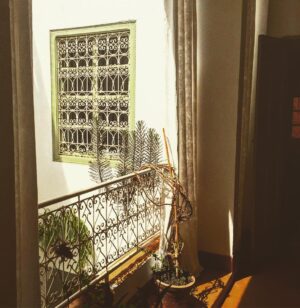 Pénélope McQuade Instagram - Intérieur jour.