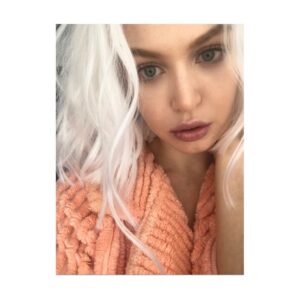 Penelope Mitchell Instagram - Srsly considering just keeping this. Help?! #midmorningcrisis