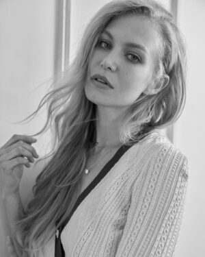 Penelope Mitchell Instagram - 🖤🔳🤍