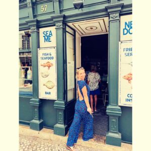 Perdita Weeks Instagram - 🙋‍♀️