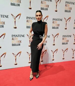 Perihan Ünlücan Instagram - 🦋 
#pantenealtınkelebek 

🤍 @sebnemdemirtm 
👗 @eylmyldzz 
💎 @karunjewellery  @karun.kirac 
💄 @sevcanyuksel__  @lookhairmakeupstudio 
💇🏻‍♀️ @huseyinpolatofficial