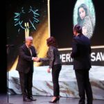 Perihan Savaş Instagram - 32. Ankara Film Festivali Aziz Nesin Emek Ödülü’nü aldım. Gurur duydum, çok teşekkür ederim 🤗😇🤩 @ankarauff @yavasmansur